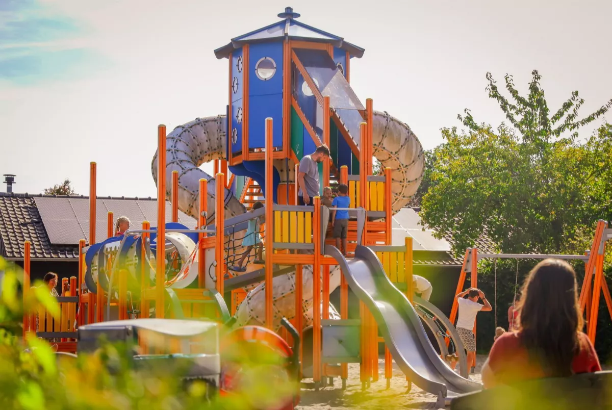 Kletterfarm Spielplatz im Park