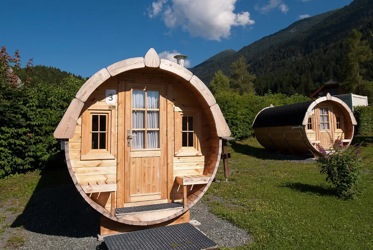 Glamping Unterkunft: Schlaffass