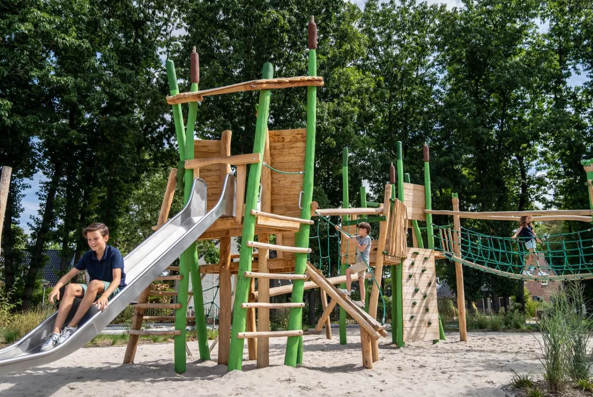 Großer Spielplatz für Kinder