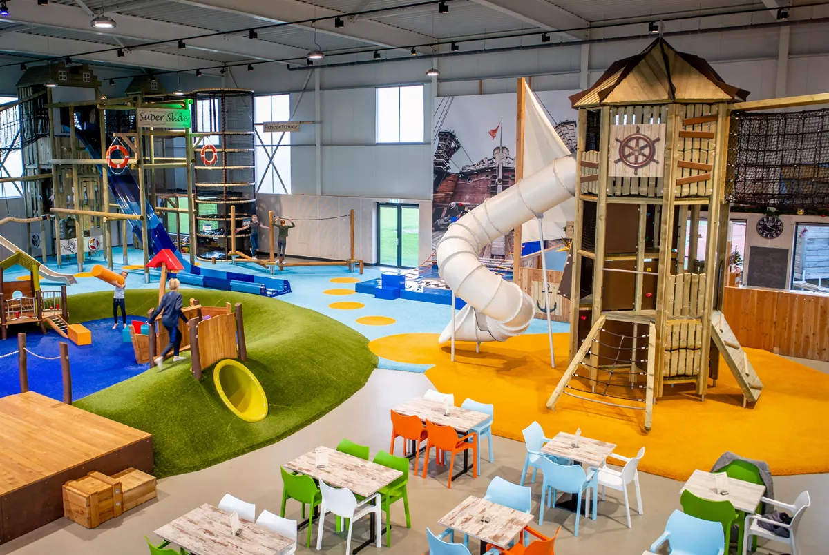 Großer Indoor-Spielplatz im Park