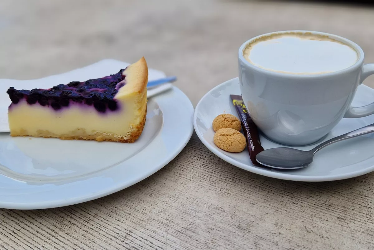 Kuchen und Cappuccino im Park