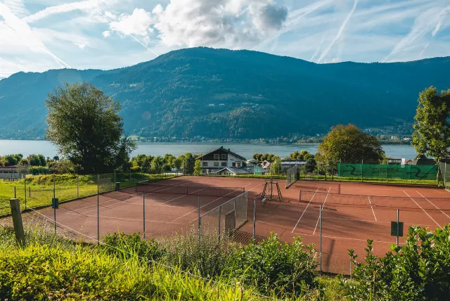 Tennisplatz in der Ferienanlage