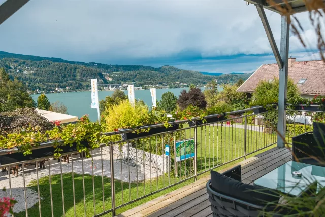 Aussicht vom Balkon auf den See