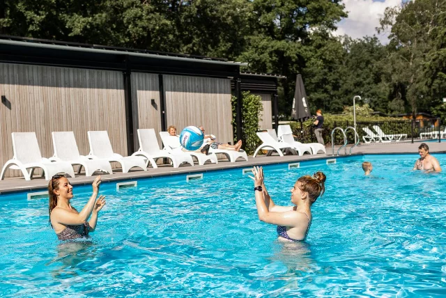 Beheizter Pool im Ferienpark